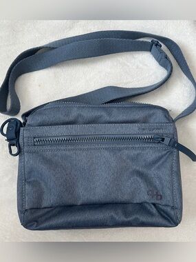 Hedgren Crossbody w/ RFID